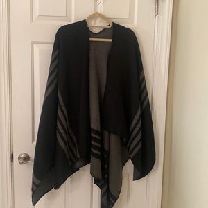 BB Dakota black poncho